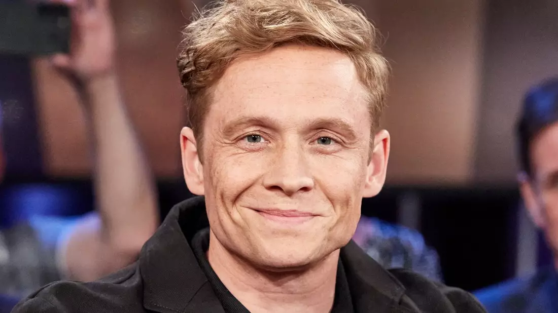 Matthias Schweighöfer: Durch Ikigai wurde ich gechillter / Der Schauspieler ist ab 21. Dezember als Musikmanager Frank Farian, der dem Pop-Duo Milli Vanilli zum Welterfolg half, im Kino zu sehen - Bild: presseportal.de