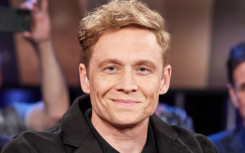 Matthias Schweighöfer: Durch Ikigai wurde ich gechillter / Der Schauspieler ist ab 21. Dezember als Musikmanager Frank Farian, der dem Pop-Duo Milli Vanilli zum Welterfolg half, im Kino zu sehen - Foto: presseportal.de