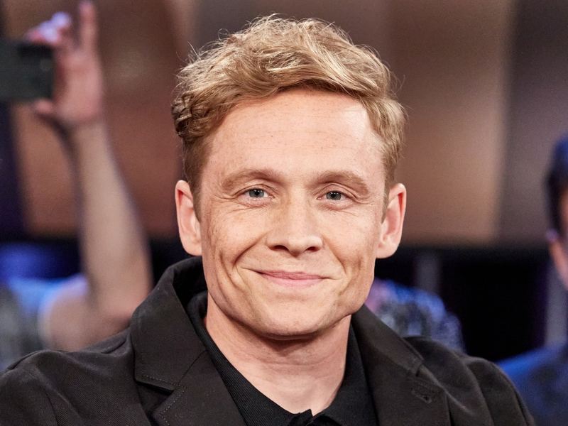 Matthias Schweighöfer: Durch Ikigai wurde ich gechillter / Der Schauspieler ist ab 21. Dezember als Musikmanager Frank Farian, der dem Pop-Duo Milli Vanilli zum Welterfolg half, im Kino zu sehen - Foto: presseportal.de