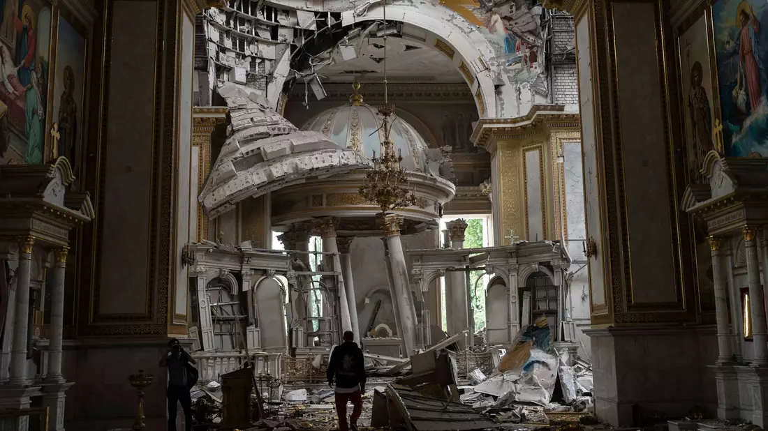 Die Verklärungskathedrale in der Altstadt von Odessa ist im Sommer dieses Jahres bei russischen Angriffen beschädigt worden. - Bild: Jae C. Hong/AP/dpa