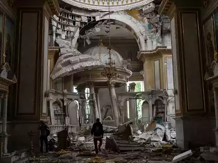 Die Verklärungskathedrale in der Altstadt von Odessa ist im Sommer dieses Jahres bei russischen Angriffen beschädigt worden. - Foto: Jae C. Hong/AP/dpa
