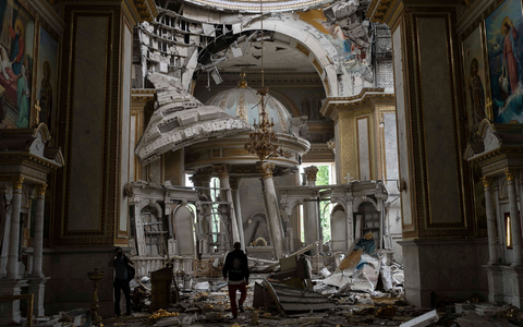 Die Verklärungskathedrale in der Altstadt von Odessa ist im Sommer dieses Jahres bei russischen Angriffen beschädigt worden. - Foto: Jae C. Hong/AP/dpa
