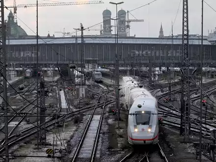Die Züge der Deutschen Bahn sind nicht immer pünktlich. - Foto: Felix Hörhager/dpa