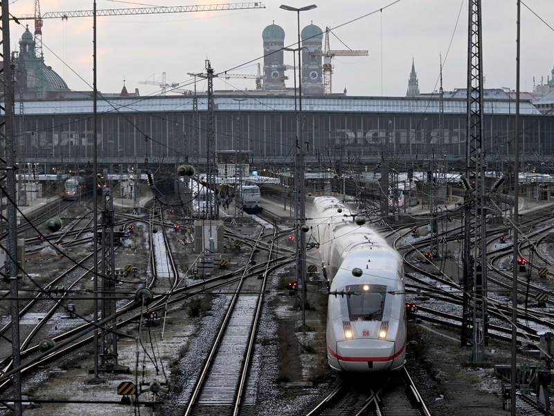 Die Züge der Deutschen Bahn sind nicht immer pünktlich. - Foto: Felix Hörhager/dpa