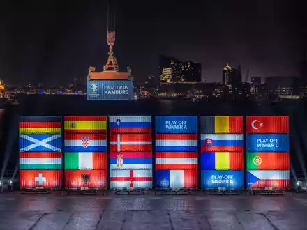Erstes Highlight der UEFA EURO 2024 – Hamburg inszeniert Gruppenauslosung im Hafen als riesige Container-Installation - Foto: presseportal.de