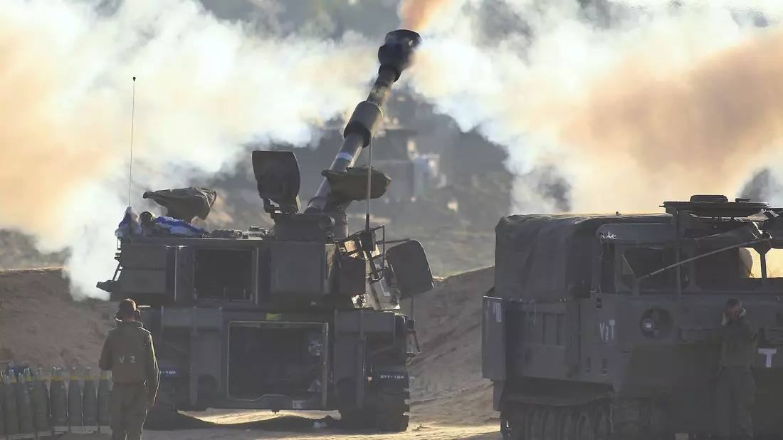 Eine israelische Artillerie feuert in Richtung des Gazastreifens. - Bild: Ilan Assayag/JINI via XinHua/dpa