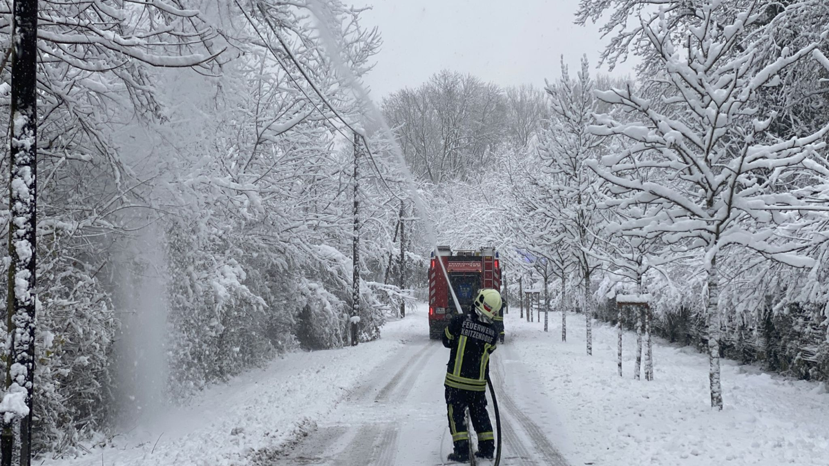 Kräfe der Feuerwehr im Einsatz in Kritzendorn, um Stromleitungen vor herabfallenden Ästen zu schützen. - Foto: Franz Resperger/NÖLFK/APA/dpa