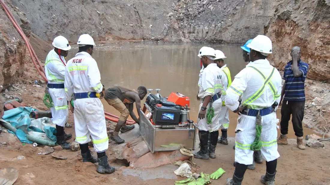 Ein Erdrutsch nach schweren Regenfällen hat in Sambia zum Einsturz einer Mine geführt. - Bild: STR/AP