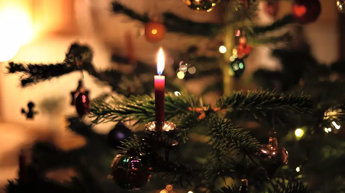Nicht für alle Menschen ist Weihnachten besinnlich und schön - gerade die Festtage können auch einsam werden. - Bild: Karl-Josef Hildenbrand/dpa/Symbolbild