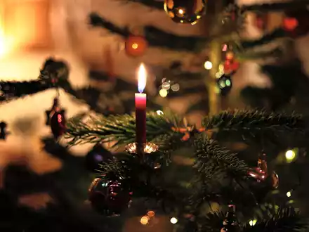 Nicht für alle Menschen ist Weihnachten besinnlich und schön - gerade die Festtage können auch einsam werden. - Foto: Karl-Josef Hildenbrand/dpa/Symbolbild