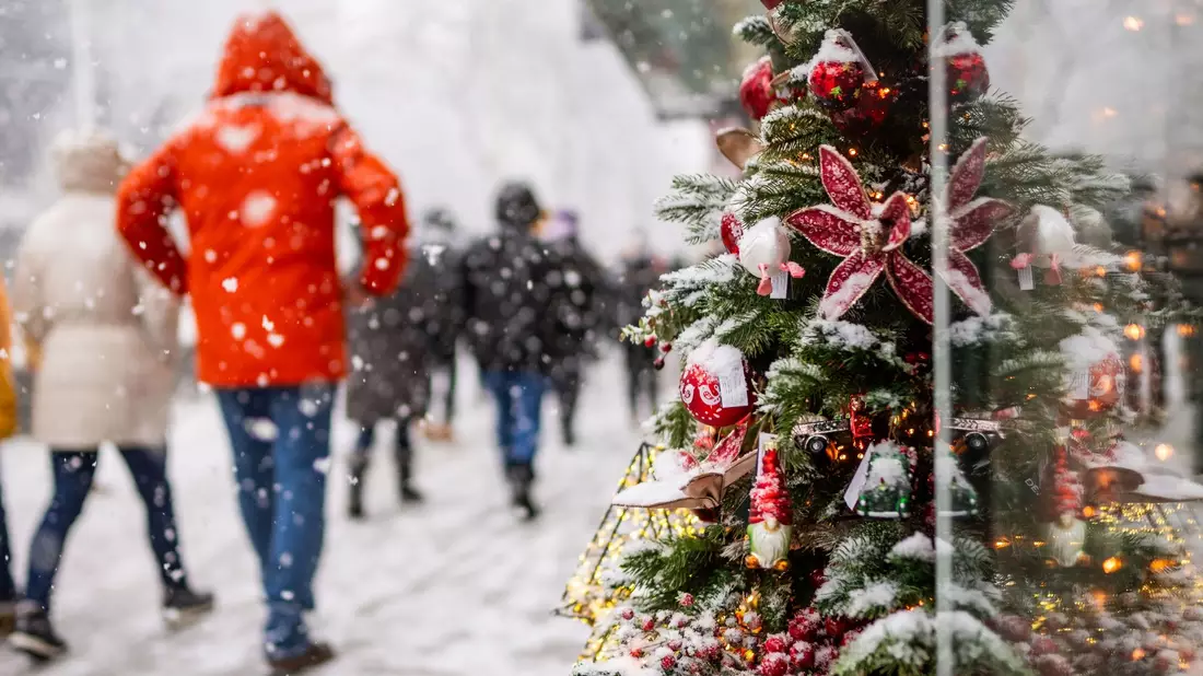 Weihnachten steht vor der Tür: Aktuell werden viele Geschenke besorgt. - Bild: Georg Hochmuth/APA/dpa