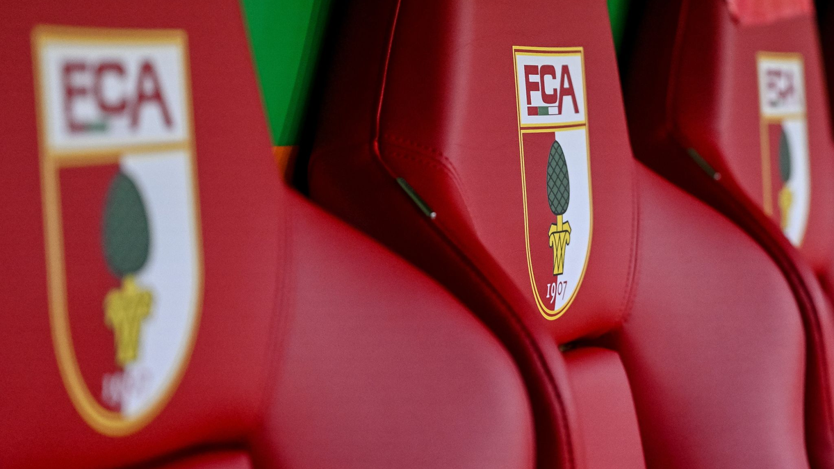 Trotz heftiger Schneefälle in Bayern soll das Heimspiel des FC Augsburg gegen Frankfurt stattfinden. - Foto: Harry Langer/dpa