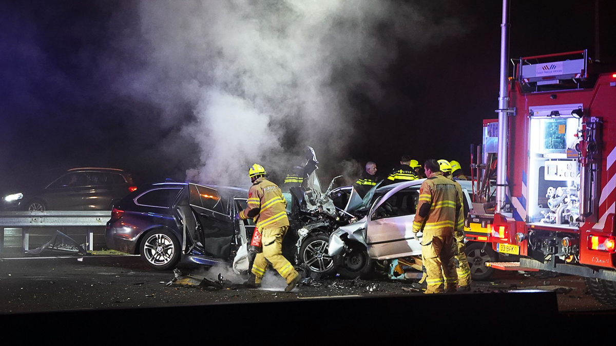 Hilfskräfte der Feuerwehr sind an der Unfallstelle beim Autobahnkreuz Hoevelaken östlich von Amsterdam im Einsatz. - Foto: Roland Heitink/Persbureau Heitink/dpa