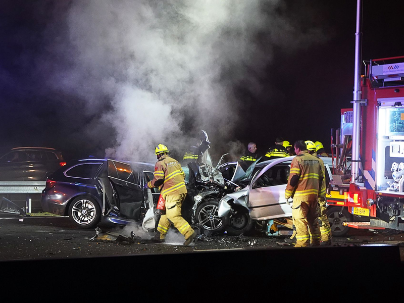 Hilfskräfte der Feuerwehr sind an der Unfallstelle beim Autobahnkreuz Hoevelaken östlich von Amsterdam im Einsatz. - Foto: Roland Heitink/Persbureau Heitink/dpa