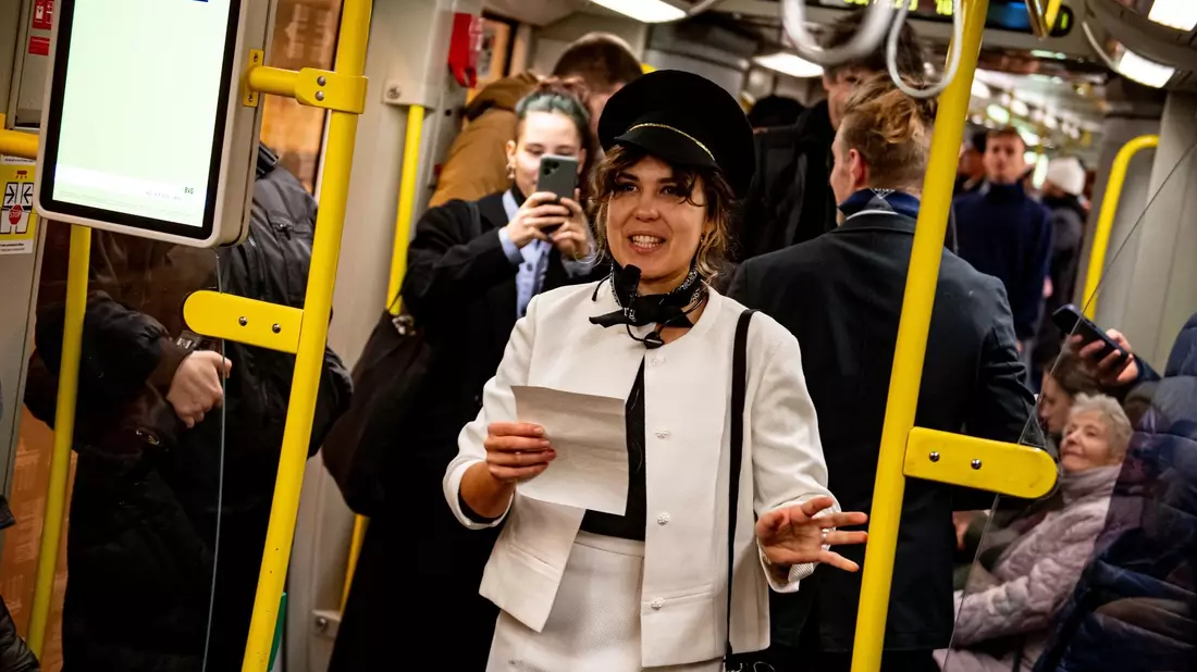 Mitglieder von Extinction Rebellion protestieren als Flugbegleiter verkleidet in einer Berliner U-Bahn. - Bild: Fabian Sommer/dpa