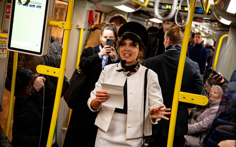 Mitglieder von Extinction Rebellion protestieren als Flugbegleiter verkleidet in einer Berliner U-Bahn. - Foto: Fabian Sommer/dpa