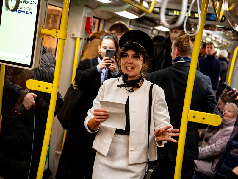 Mitglieder von Extinction Rebellion protestieren als Flugbegleiter verkleidet in einer Berliner U-Bahn. - Foto: Fabian Sommer/dpa