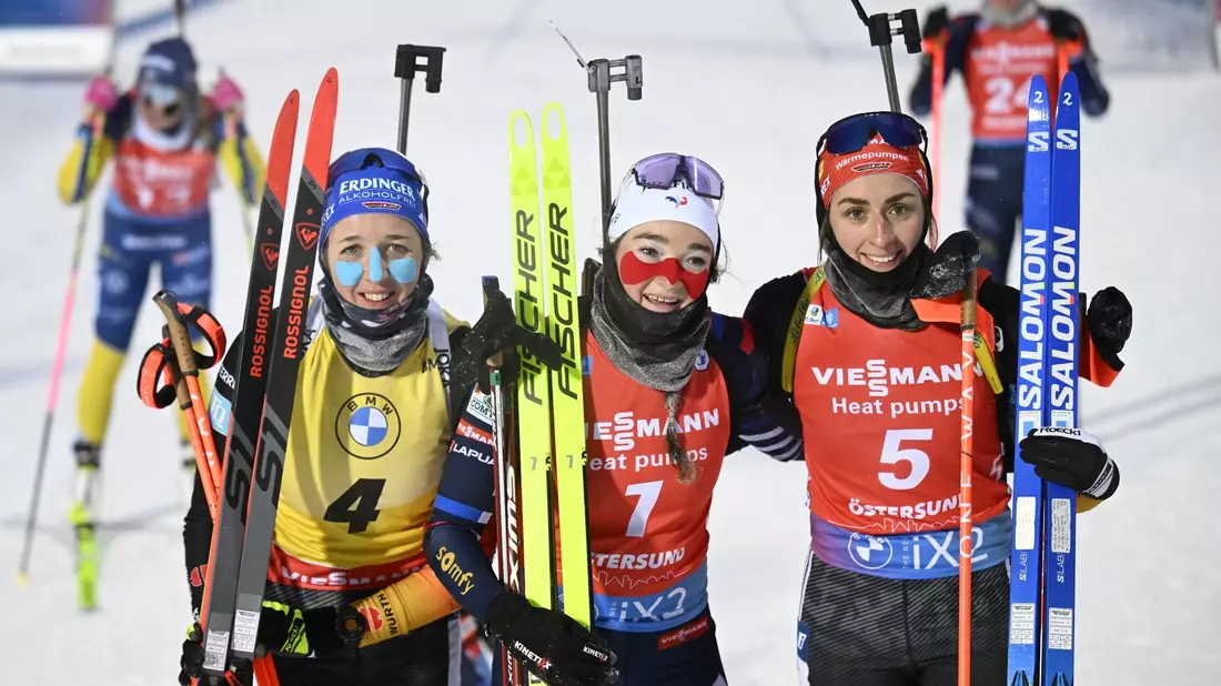 Zwei Deutsche unter den drei Schnellsten in der Verfolgung (v.l.): Franziska Preuß, Lou Jeanmonnot aus Frankreich, Vanessa Voigt. - Bild: Pontus Lundahl/TT News Agency/AP/dpa