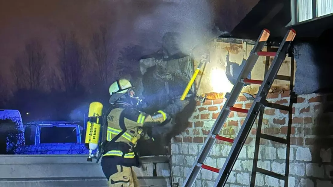 FW-E: Saunabrand im Anbau eines Wohngebäudes - massive Rauchentwicklung - Bild: presseportal.de