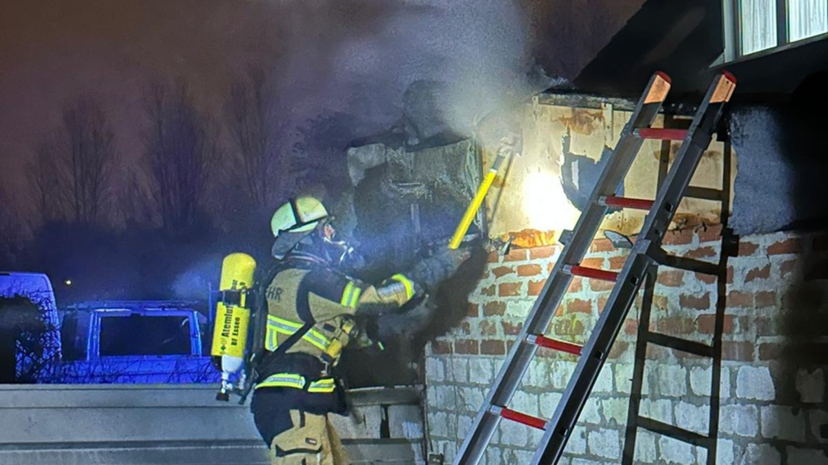 FW-E: Saunabrand im Anbau eines Wohngebäudes - massive Rauchentwicklung - Foto: presseportal.de