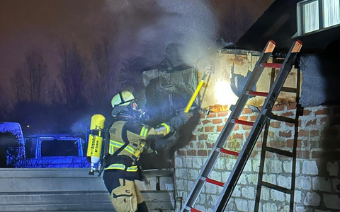 FW-E: Saunabrand im Anbau eines Wohngebäudes - massive Rauchentwicklung - Foto: presseportal.de