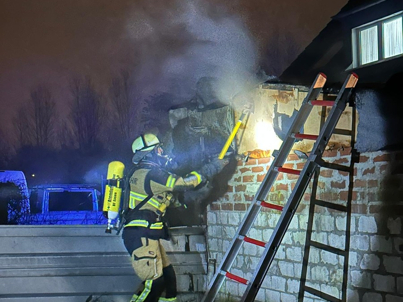 FW-E: Saunabrand im Anbau eines Wohngebäudes - massive Rauchentwicklung - Foto: presseportal.de