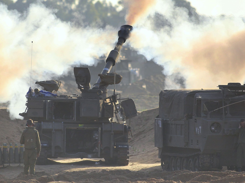 Eine israelische Artillerie feuert in Richtung des Gazastreifens. - Foto: Ilan Assayag/JINI/XinHua/dpa