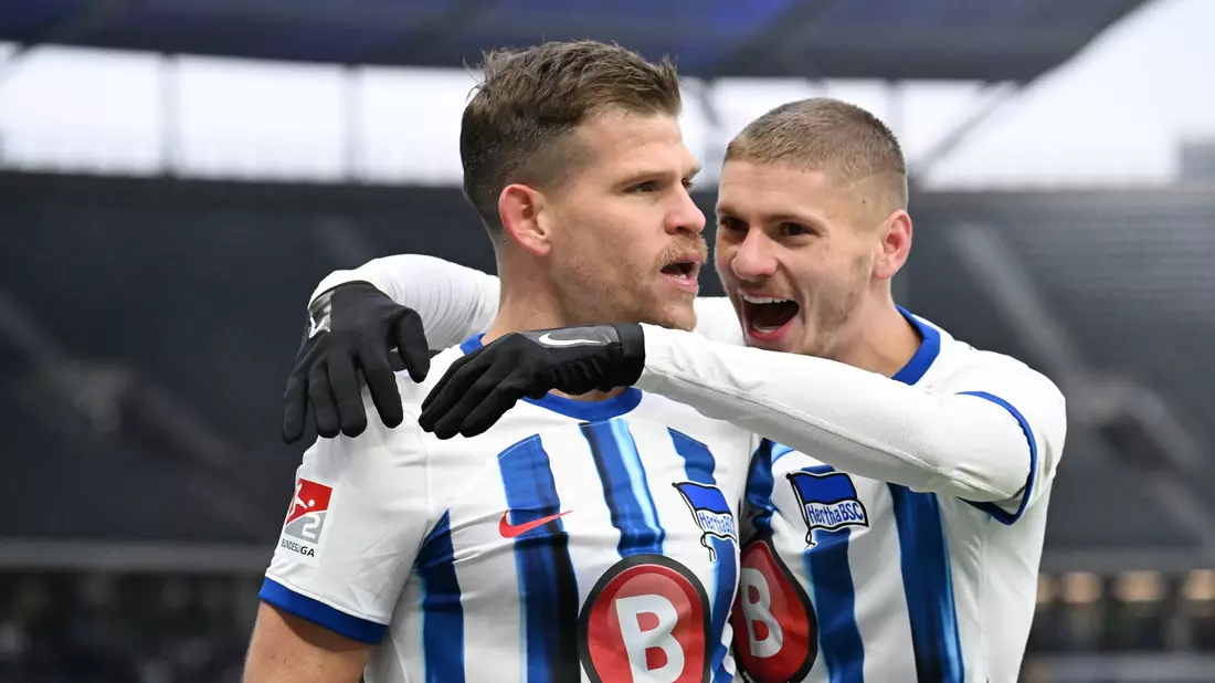 Mit drei Toren Herthas Matchwinner gegen Elversberg: Florian Niederlechner (l). - Bild: Soeren Stache/dpa
