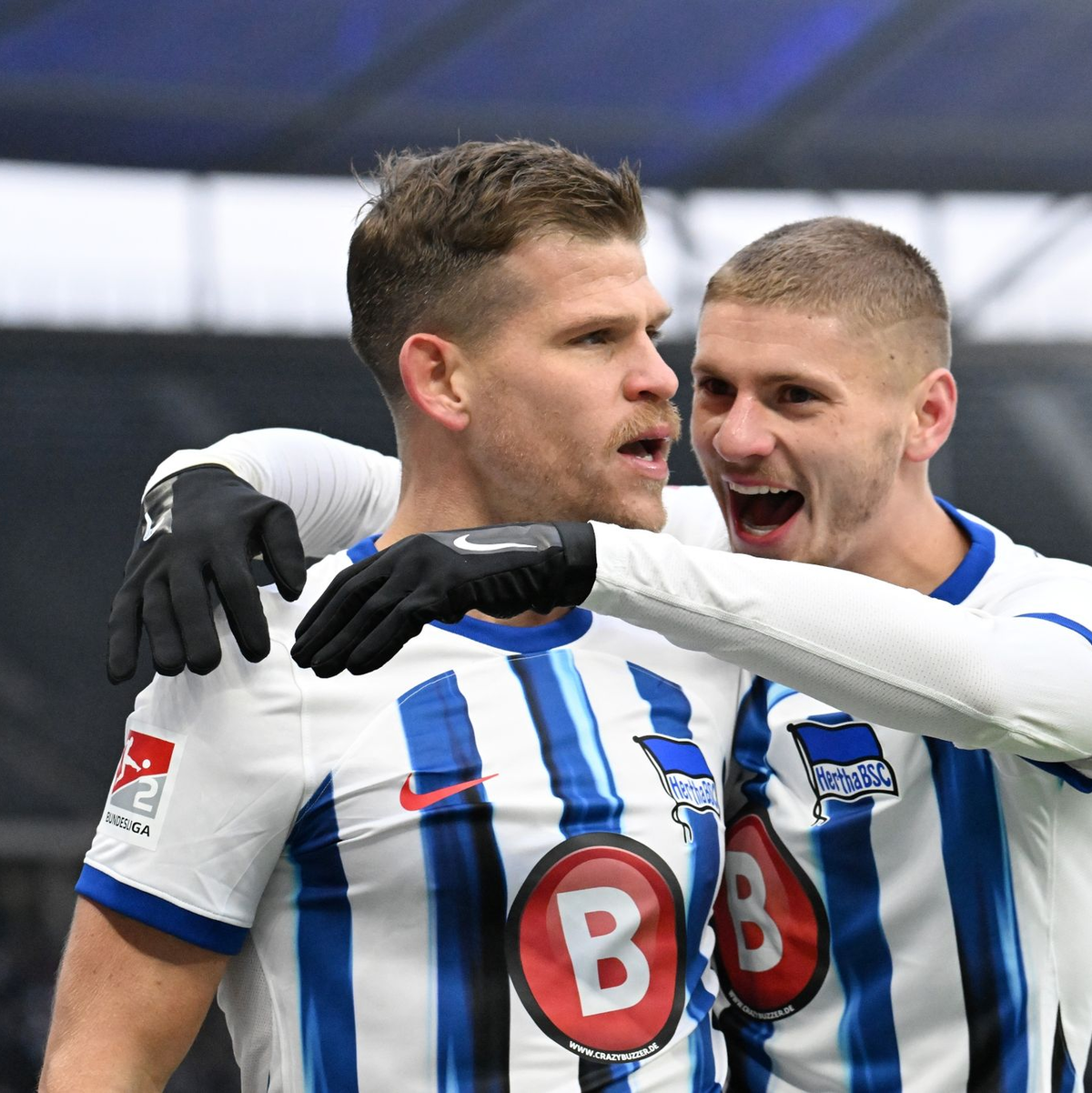 Mit drei Toren Herthas Matchwinner gegen Elversberg: Florian Niederlechner (l). - Foto: Soeren Stache/dpa