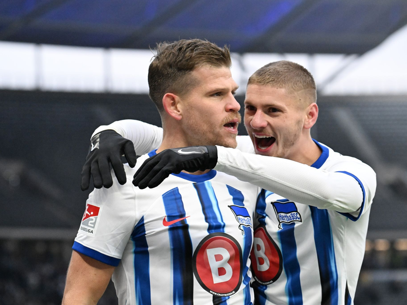 Mit drei Toren Herthas Matchwinner gegen Elversberg: Florian Niederlechner (l). - Foto: Soeren Stache/dpa