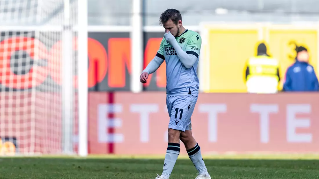 Hannovers Louis Schaub sah im Spiel in Paderborn schon früh die Rote Karte. - Bild: David Inderlied/dpa