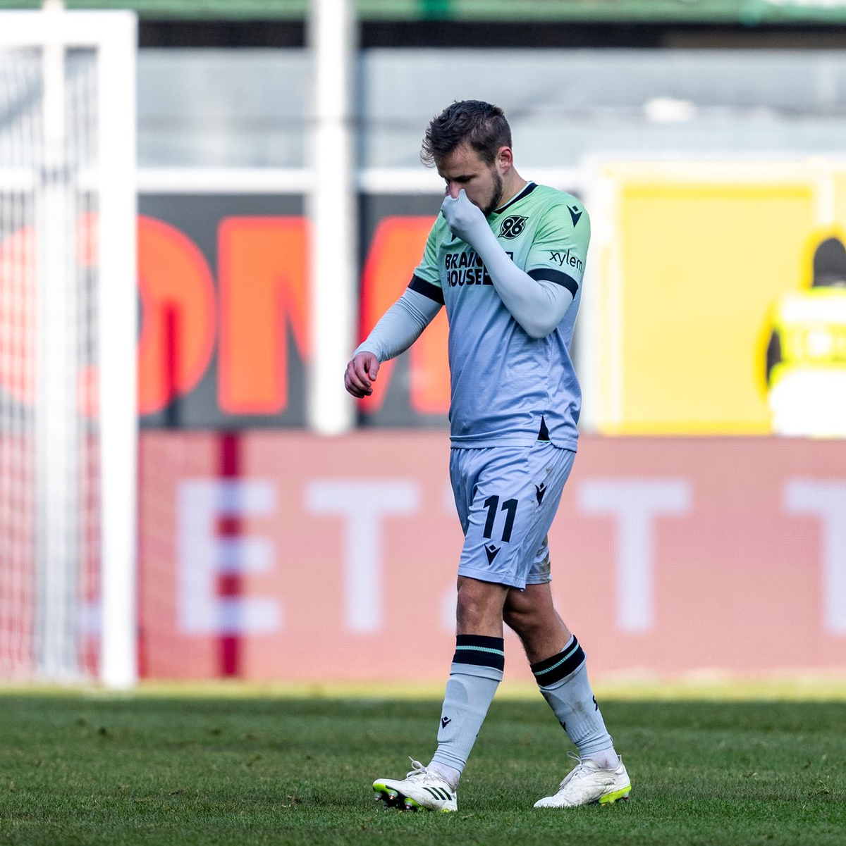 Hannovers Louis Schaub sah im Spiel in Paderborn schon früh die Rote Karte. - Foto: David Inderlied/dpa