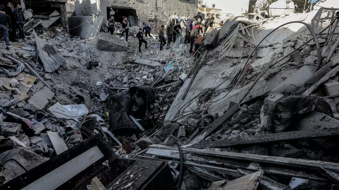 Palästinenser suchen nach einem israelischen Luftangriff nach Überlebenden. - Bild: Abed Rahim Khatib/dpa