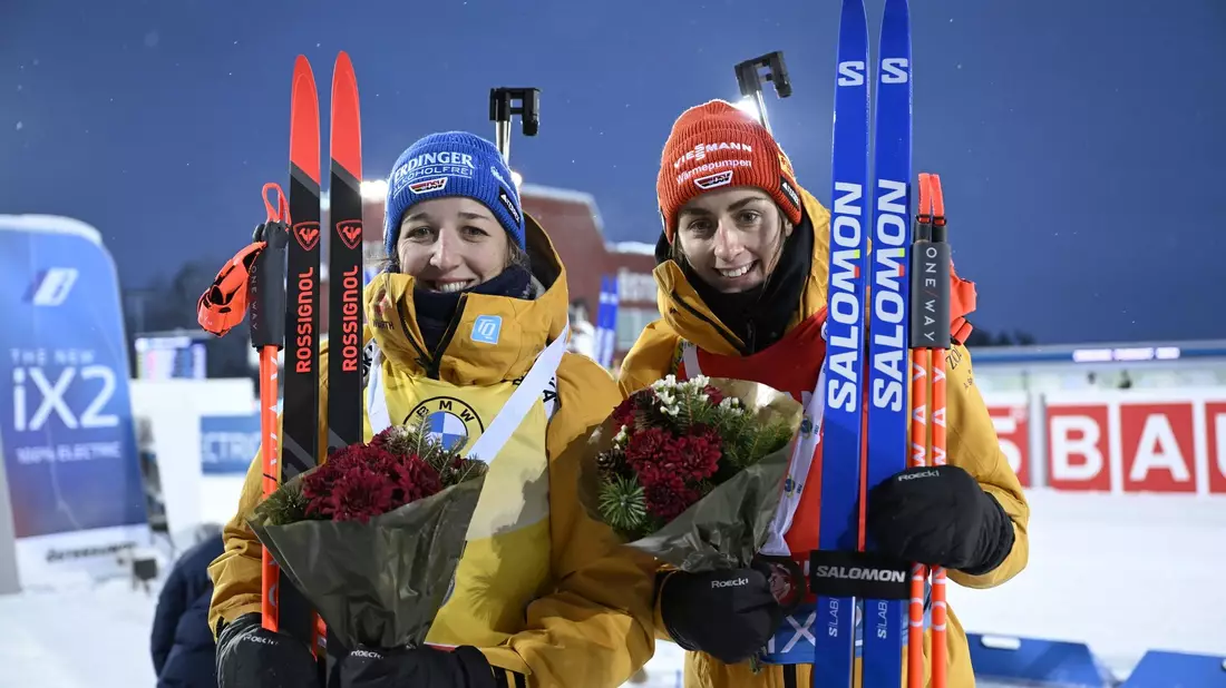 Franziska Preuß (l) und Vanessa Voigt nach der Verfolgung in Östersund. Preuß nimmt das Gelbe Trikot mit zur nächsten Station nach Hochfilzen. - Bild: Pontus Lundahl/TT News Agency/AP/dpa