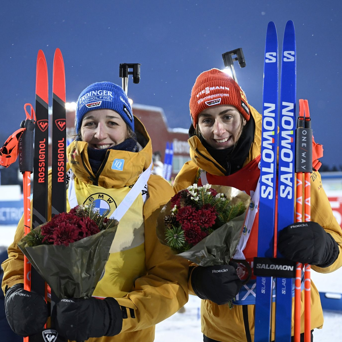 Franziska Preuß (l) und Vanessa Voigt nach der Verfolgung in Östersund. Preuß nimmt das Gelbe Trikot mit zur nächsten Station nach Hochfilzen. - Foto: Pontus Lundahl/TT News Agency/AP/dpa