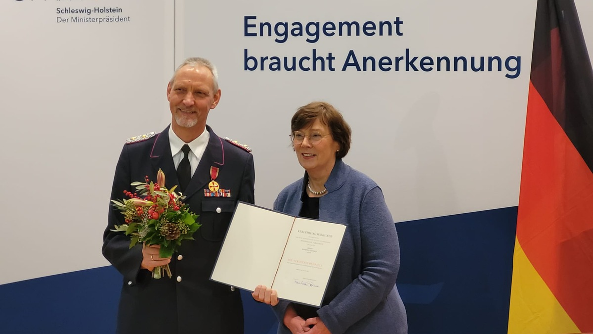 FW-PLÖ: Die Feuerwehren des Kreis Plön gratulieren Manfred Stender zu besonderer Ehrung - Foto: presseportal.de