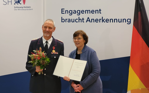 FW-PLÖ: Die Feuerwehren des Kreis Plön gratulieren Manfred Stender zu besonderer Ehrung - Foto: presseportal.de