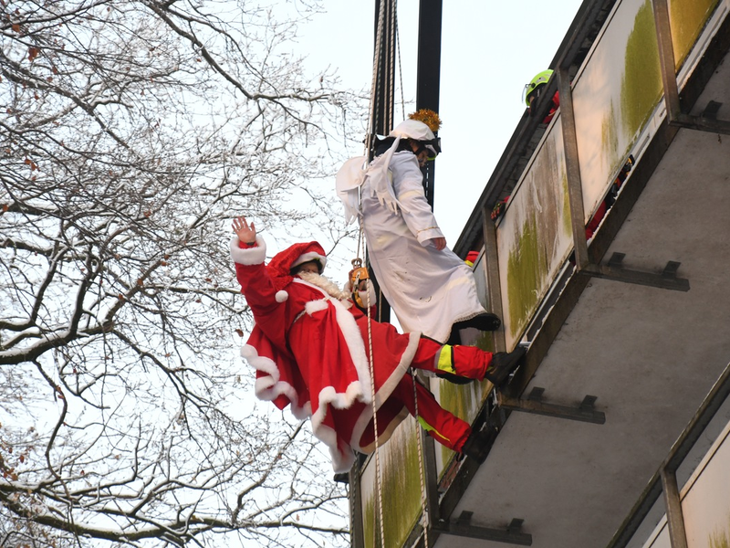 FW-PI: Höhenrettungsgruppe von Feuerwehr und THW Pinneberg überrascht jungen Krankenhauspatienten - Foto: presseportal.de