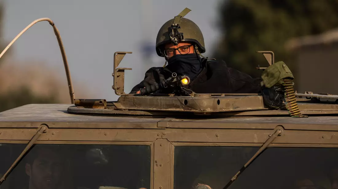 Ein israelischer Soldat in einem gepanzerten Militärfahrzeug. - Bild: Ilia Yefimovich/dpa