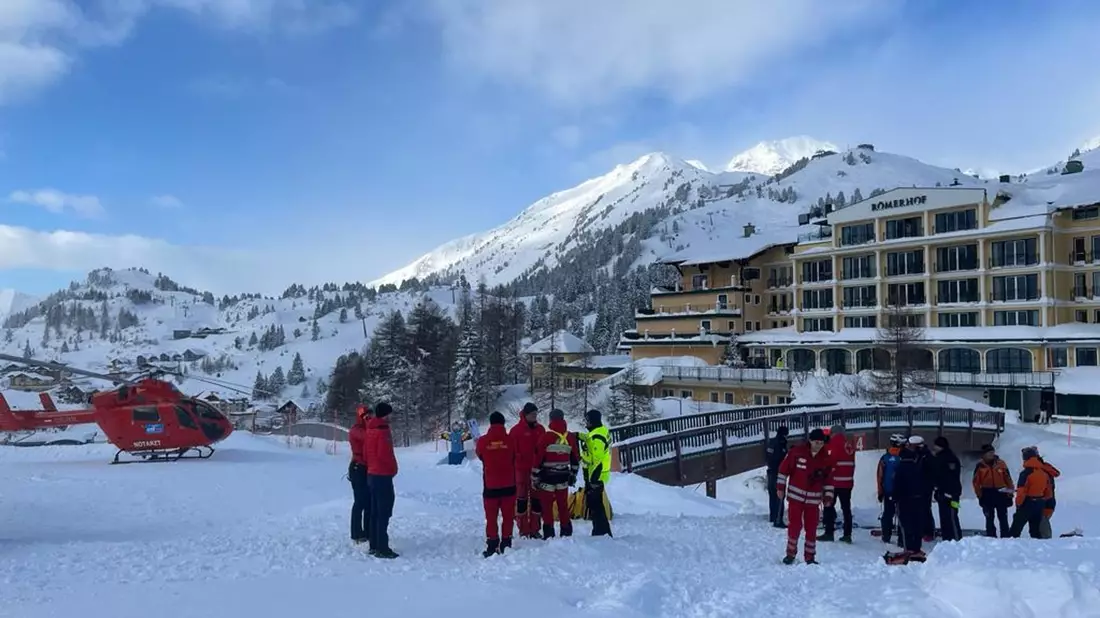 Einsatzteams mit Rettungshubschraubern nahe der Unglücksstelle in der Gegend der Seekarspitze bei Obertauern im Bundesland Salzburg. - Bild: apa/dpa