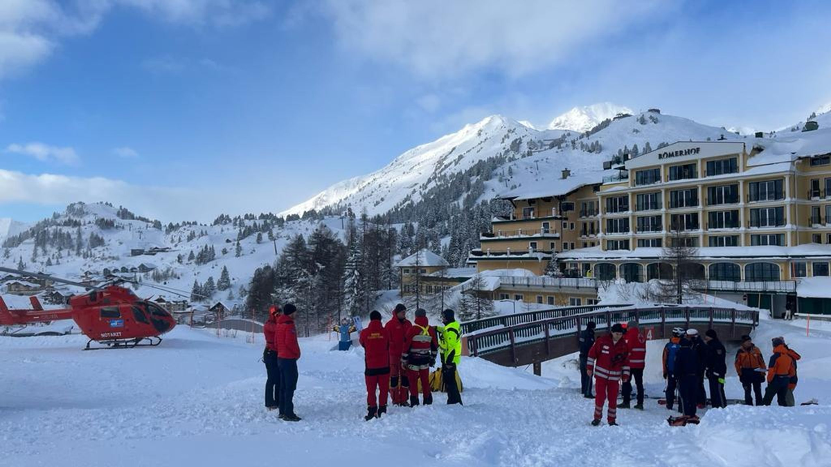 Einsatzteams mit Rettungshubschraubern nahe der Unglücksstelle in der Gegend der Seekarspitze bei Obertauern im Bundesland Salzburg. - Foto: apa/dpa