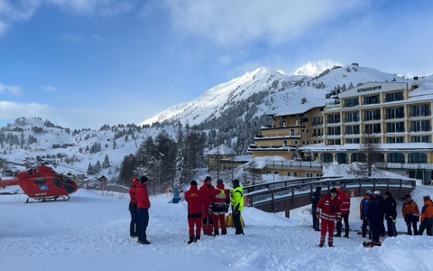 Einsatzteams mit Rettungshubschraubern nahe der Unglücksstelle in der Gegend der Seekarspitze bei Obertauern im Bundesland Salzburg. - Foto: apa/dpa Einsatzteams mit Rettungshubschraubern nahe der Unglücksstelle in der Gegend der Seekarspitze bei Obertauern im Bundesland Salzburg. - Foto: apa/dpa