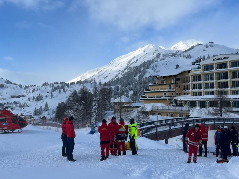 Einsatzteams mit Rettungshubschraubern nahe der Unglücksstelle in der Gegend der Seekarspitze bei Obertauern im Bundesland Salzburg. - Foto: apa/dpa