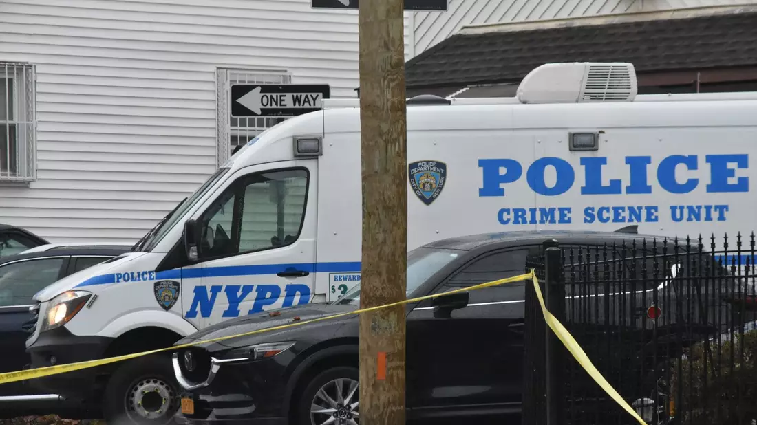 Der abgesperrte Tatort: Die Tat ereignete sich im Stadtteil Far Rockaway, südlich vom Flughafen John F. Kennedy. - Bild: Kyle Mazza/TheNEWS2/ZUMA/dpa