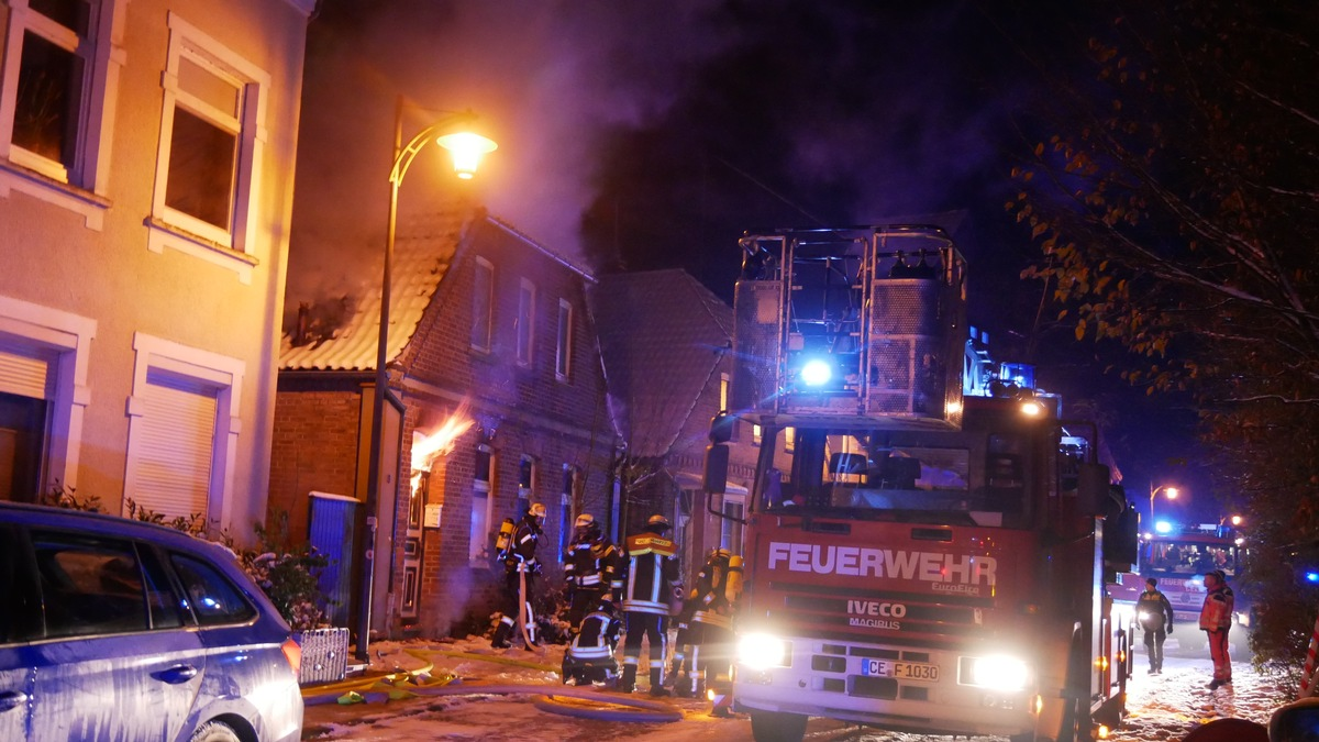 FW Celle: Haupt- und Nebengebäude brennen in Celle - Foto: presseportal.de