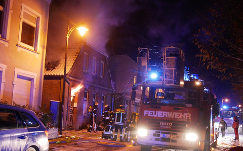 FW Celle: Haupt- und Nebengebäude brennen in Celle - Foto: presseportal.de
