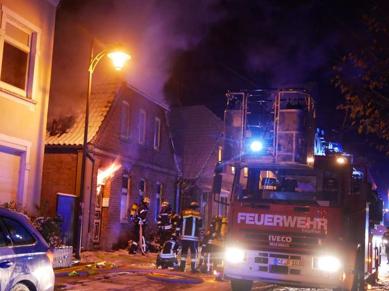 FW Celle: Haupt- und Nebengebäude brennen in Celle - Foto: presseportal.de