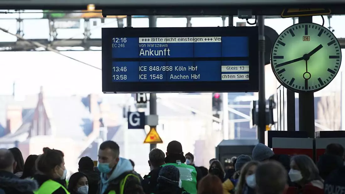 Helfer warten auf einen Zug mit Flüchtlingen aus der Ukraine (Archiv) - Bild: über dts Nachrichtenagentur
