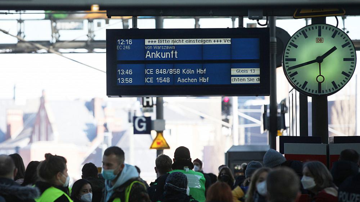 Helfer warten auf einen Zug mit Flüchtlingen aus der Ukraine (Archiv) - Foto: über dts Nachrichtenagentur