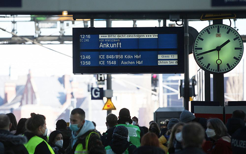 Helfer warten auf einen Zug mit Flüchtlingen aus der Ukraine (Archiv) - Foto: über dts Nachrichtenagentur Helfer warten auf einen Zug mit Flüchtlingen aus der Ukraine (Archiv) - Foto: über dts Nachrichtenagentur